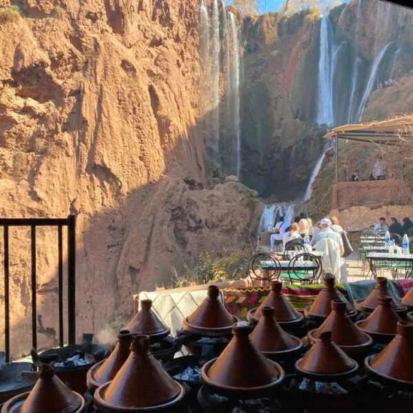 Tajine vu sur les cascades Ouzoud au Maroc