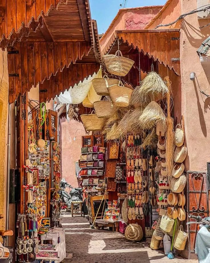 Shopping à Marrakech : Guide des Souks et de la Négociation 1 Paniers et chapeaux tressés dans un souk