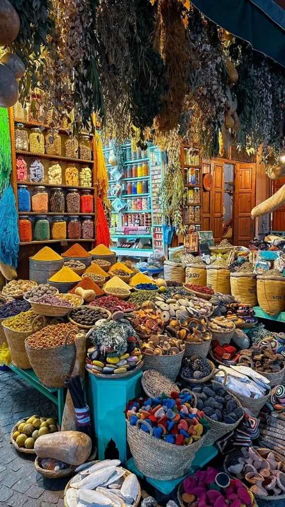 Pyramides d'épices dans un souk de Marrakech
