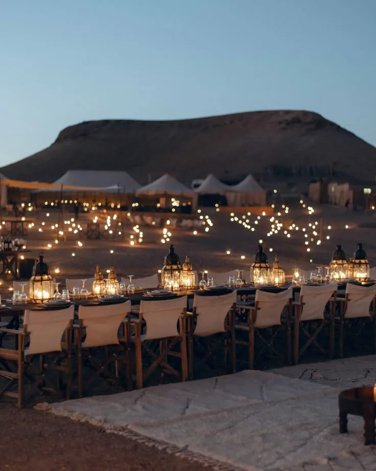 Tables dressées pour le dîner dans un camp d'Agafay