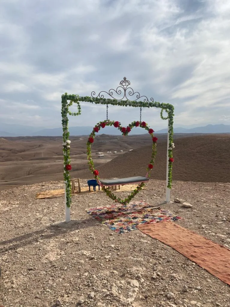 Le Maroc en Amoureux : Itinéraire Romantique près de Marrakech 1 Balançoire en forme de cœur dans le désert d'Agafay
