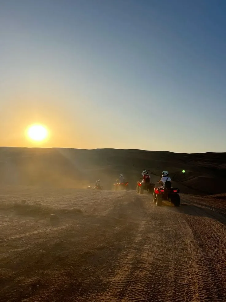 Quad et Buggy à Marrakech : Guide du Désert d'Agafay (Prix 2026) 2 Quad au coucher du soleil à Agafay