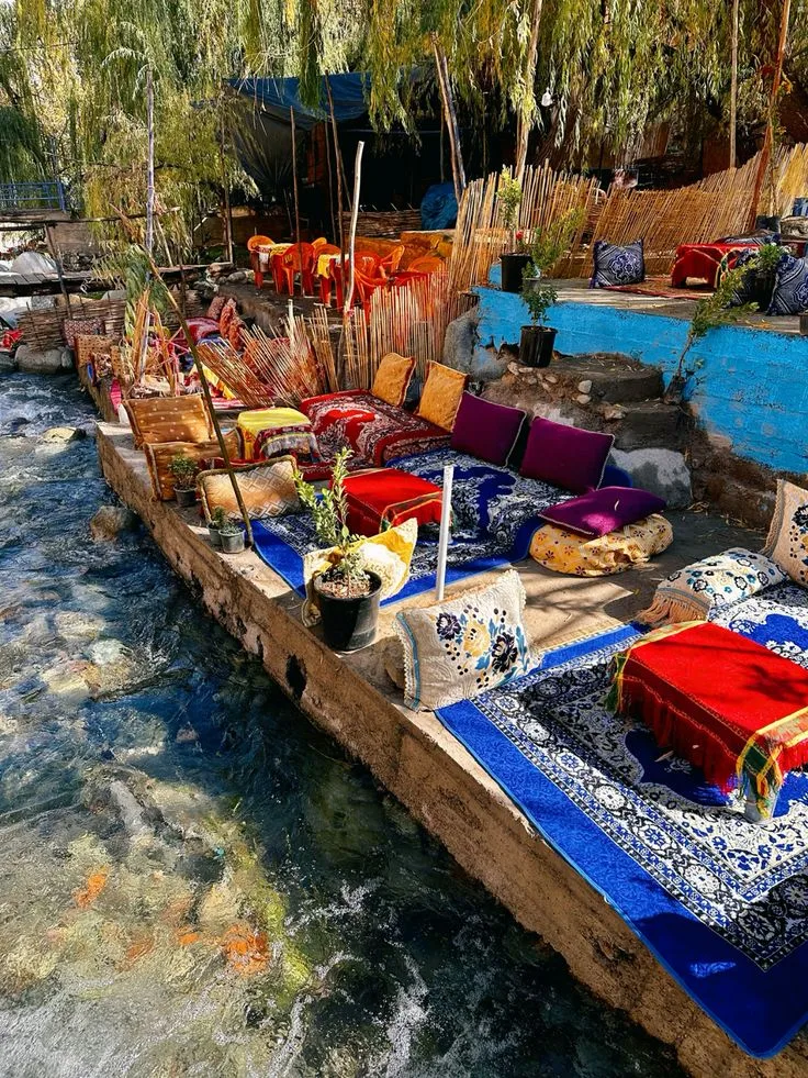 Salons berbères installés au bord de l'oued Ourika