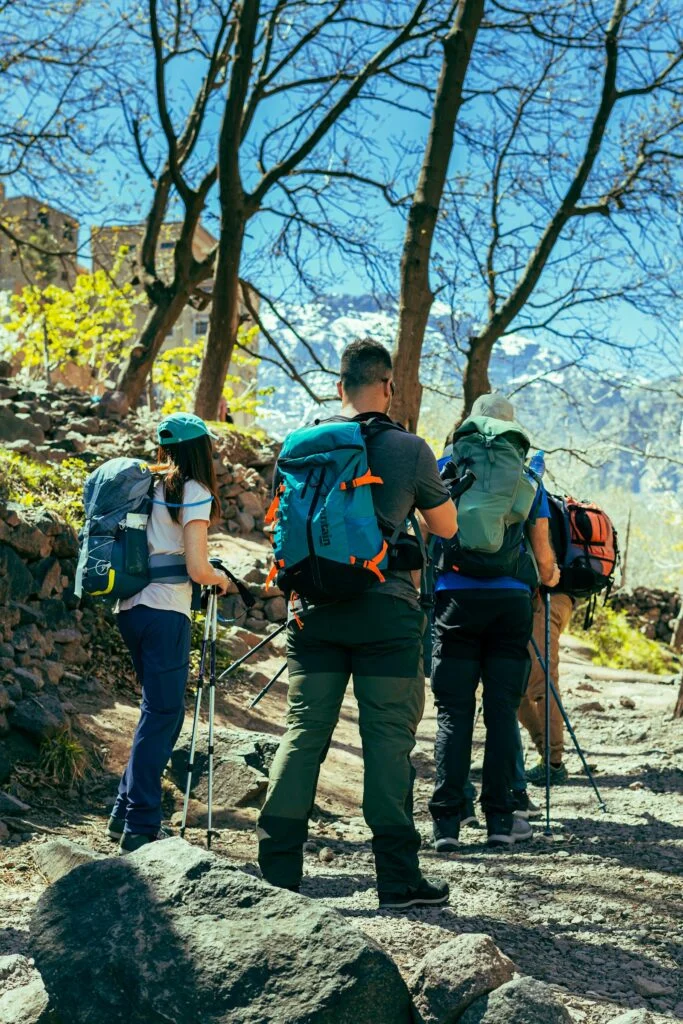 Randonnée à Imlil et dans le Haut Atlas : Guide Pratique 1 Randonneurs sur un sentier rocailleux du Haut Atlas