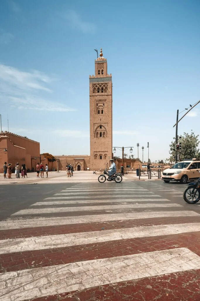 Avenue animée près de la Koutoubia à Marrakech