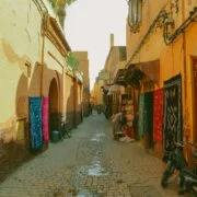 Callejón de la medina de Marrakech