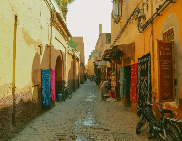 Guía de la Medina de Marrakech: Zocos, Palacios y Rincones con Historia