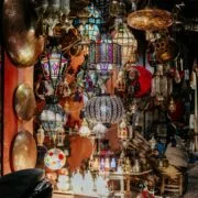 Lanternes en vente dans une ruelle de Marrakech
