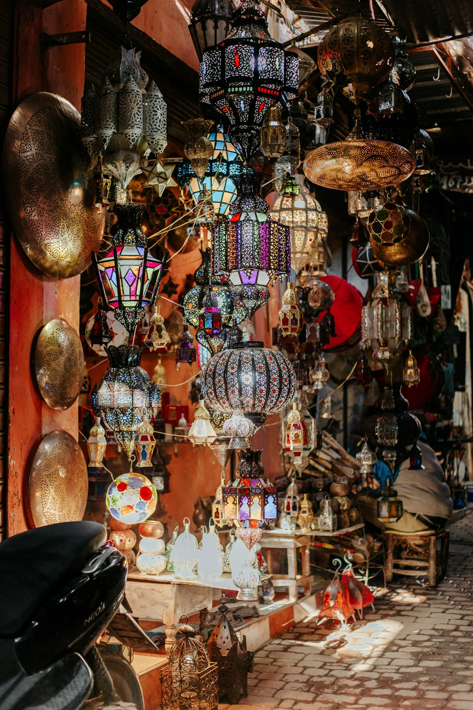 Lanternes en vente dans une ruelle de Marrakech