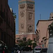 Rue de Marrakech avec le minaret de la Koutoubia