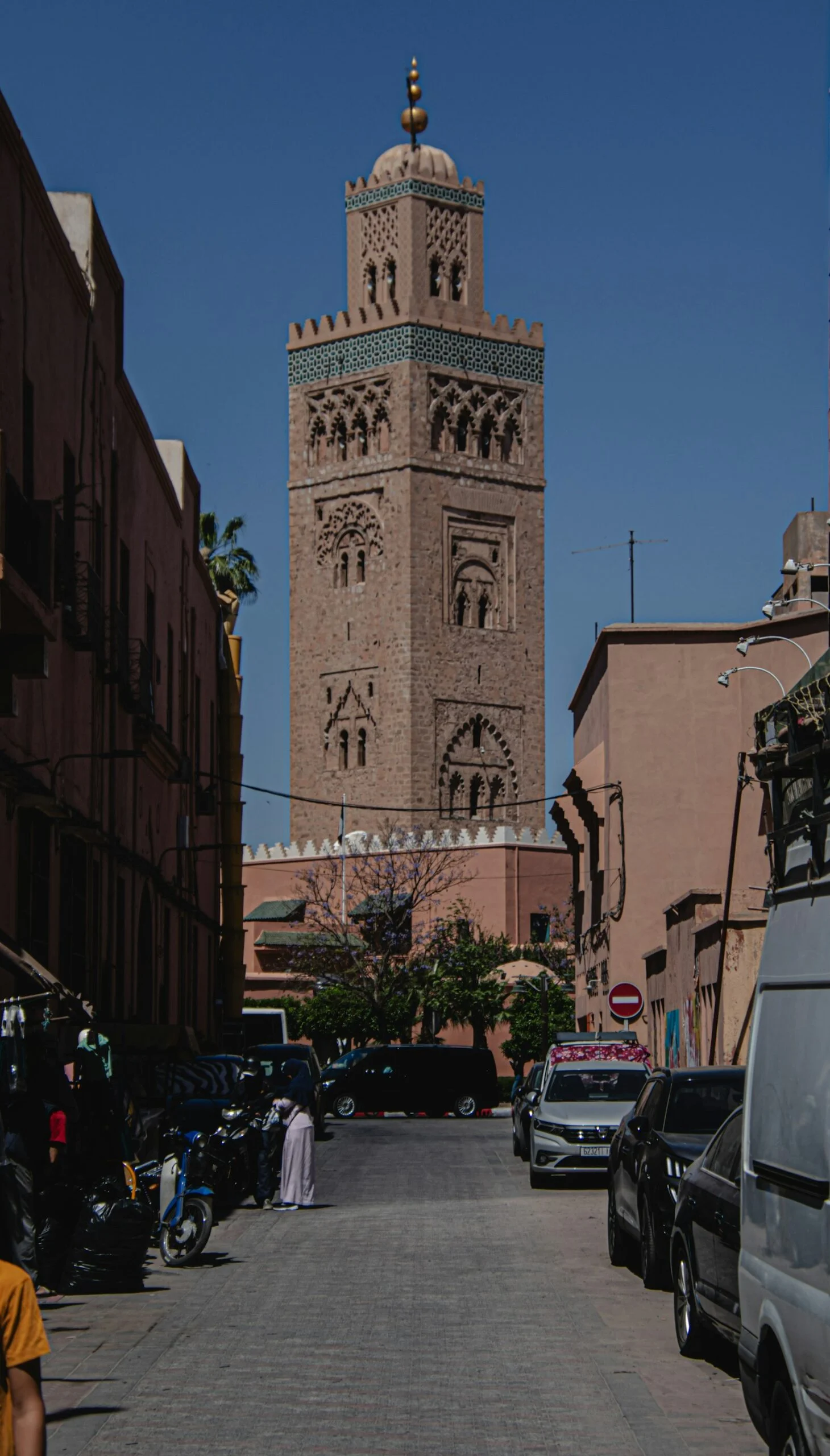 Rue de Marrakech avec le minaret de la Koutoubia