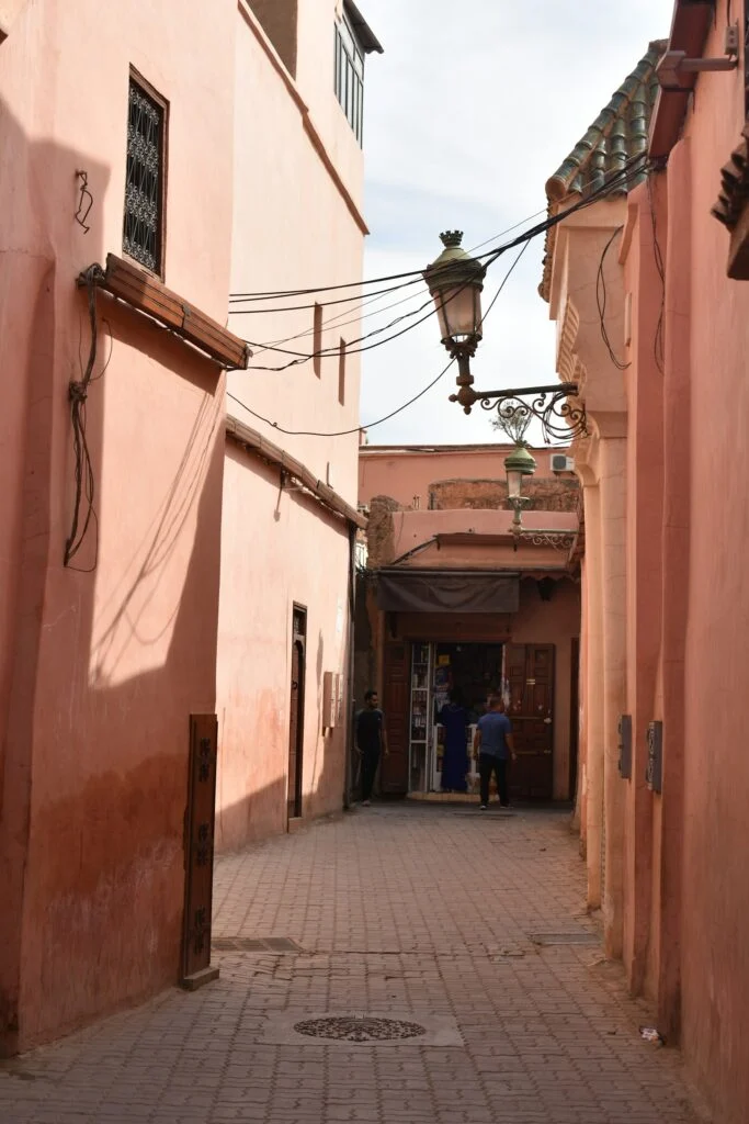 Ruelle calme de la médina de Marrakech