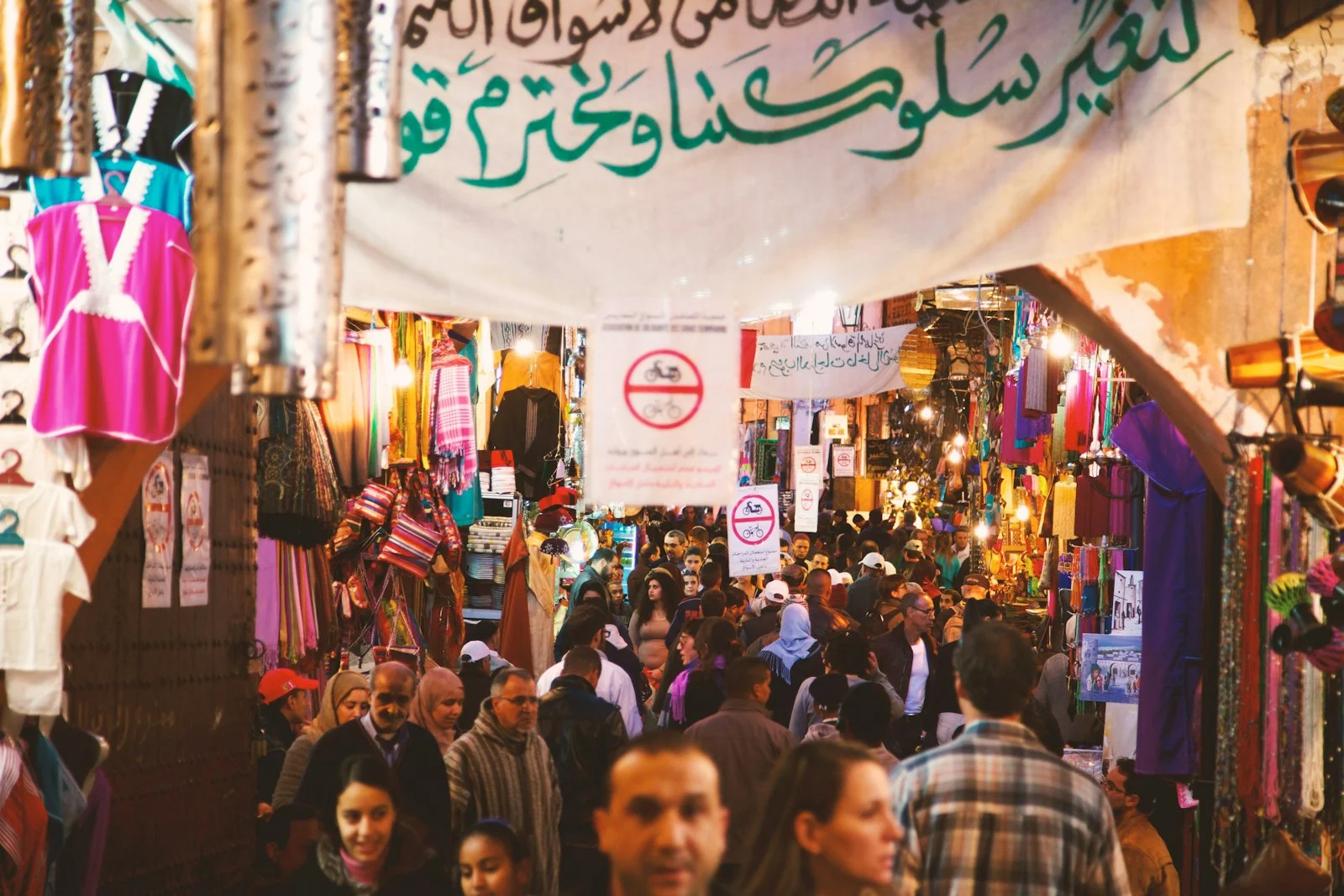 Ruelle animée d'un souk de la médina de Marrakech