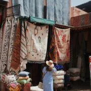 Tapis et tissus suspendus dans un souk de Marrakech