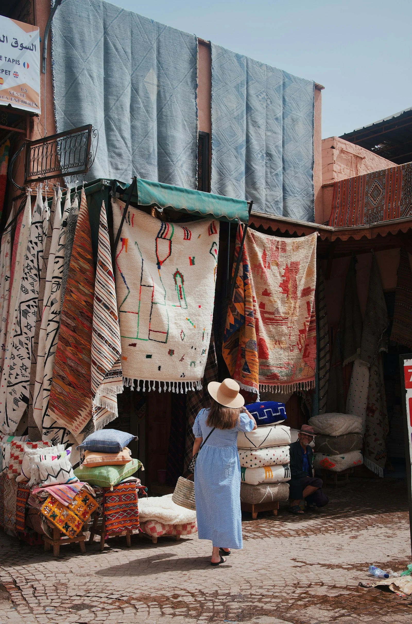 Tapis et tissus suspendus dans un souk de Marrakech Tapis et tissus suspendus dans un souk de Marrakech