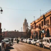 شارع في مراكش مع صومعة الكتبية