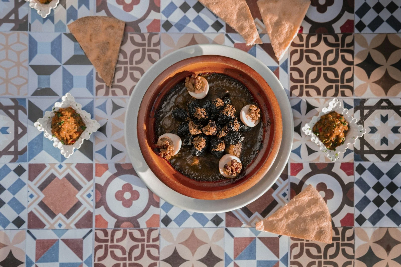Tajine marocain servi sur une table en zellige Tajine marocain servi sur une table en zellige