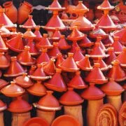 Tajines de barro en un mercado de Marruecos