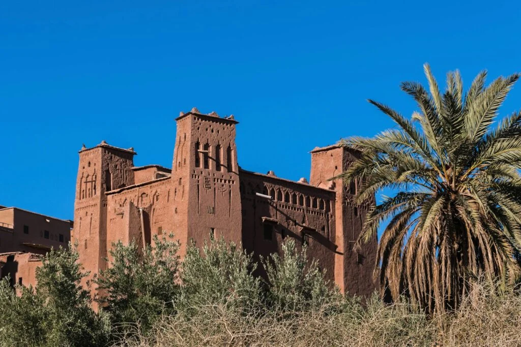 Kasbah en terre et palmiers dans le Sud marocain