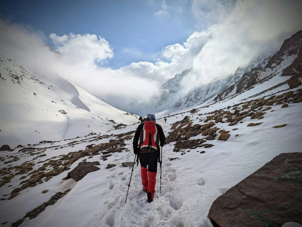 Ascension du Toubkal depuis Marrakech : le Guide Complet 2026 2 Randonneur dans la neige sur les pentes du Toubkal