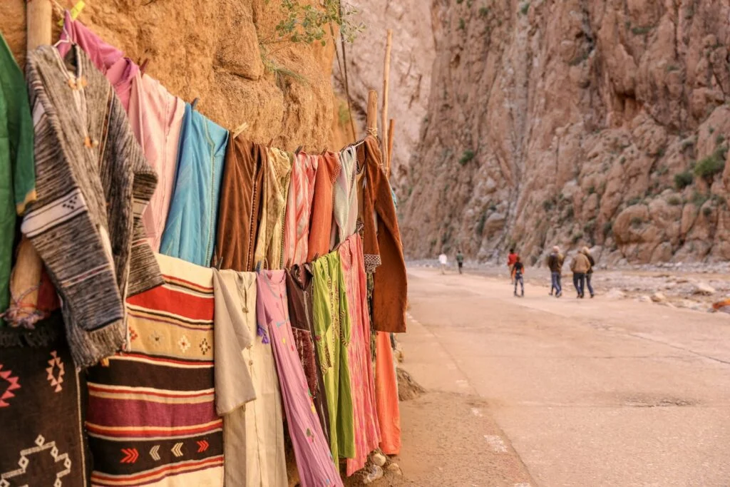 Itinéraire de 7 Jours au Départ de Marrakech : Désert, Montagnes et Villes Impériales 1 Gorges du Todgha et étals de tissus