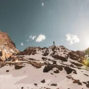Randonneurs au sommet enneigé du Toubkal dans le Haut Atlas marocain