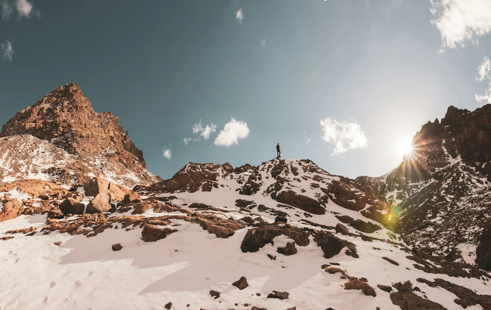 Sommet du Toubkal, Haut Atlas Randonneurs au sommet enneigé du Toubkal dans le Haut Atlas marocain
