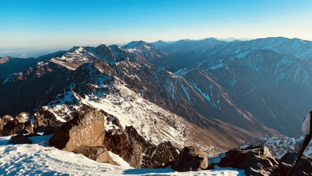 Ascension du Toubkal depuis Marrakech : le Guide Complet 2026 3 Vue sur le Haut Atlas depuis le sommet du Toubkal